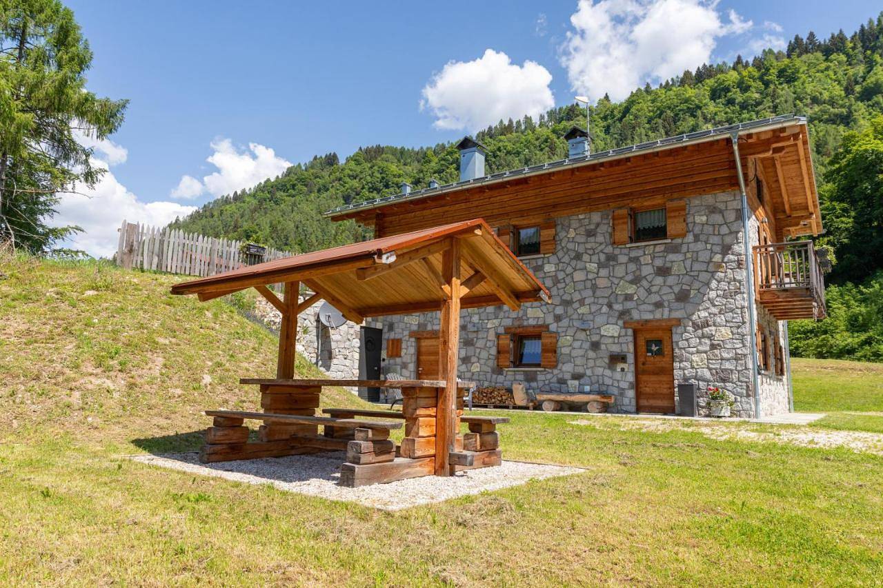 Chalet Ginepro - Chalet Maso Vecchio con vista montagne Passo Brocon, Trentino in Castello Tesino, Valsugana