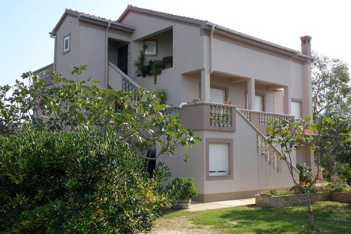 Ganze Wohnung, 2-Zimmer-Ferienwohnung mit Terrasse und Meerblick Ugljan -a in Ugljan, Insel Ugljan