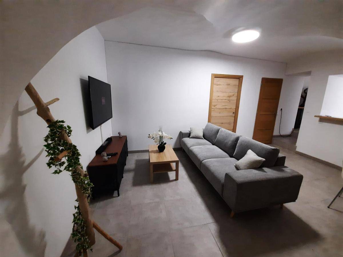 Appartement entier, One-Bedroom Apartment in Saint-Gervasy, Région de Nîmes