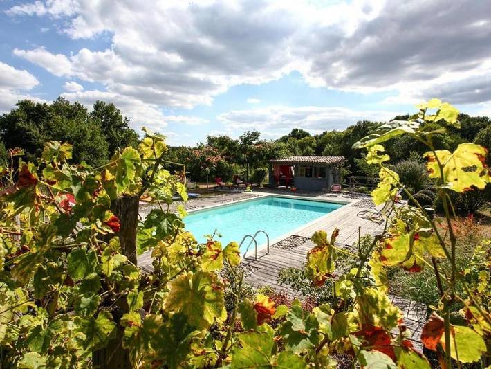 Gîte pour 3 personnes, avec terrasse ainsi que piscine et vue, animaux acceptés à Saint-Jean-d'Eyraud