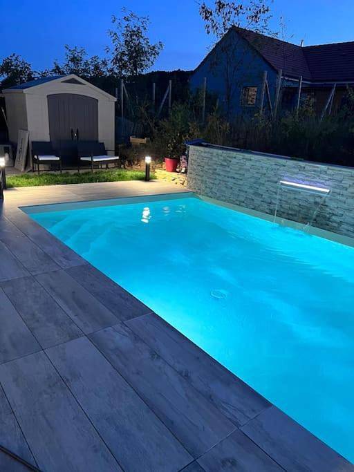 Cottage pour 10 personnes, avec jardin et jacuzzi ainsi que piscine et bassin pour enfant dans Corcelles-les-Monts