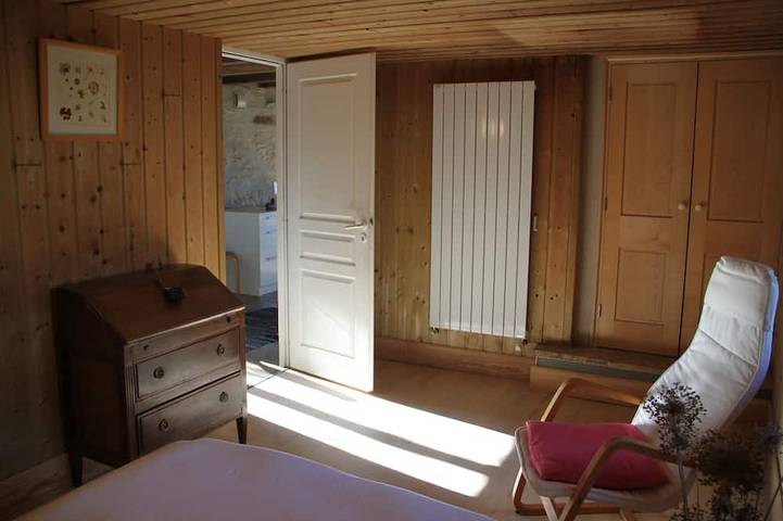 Eine authentische Scheune aus weißem Stein, renoviert für 4 Personen, mit Kamin in Caniac-du-Causse, Quercy