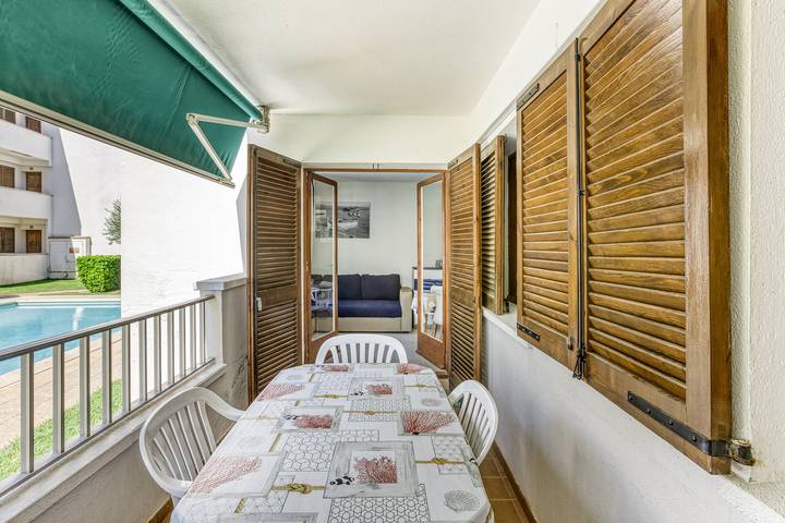 Apartamento entero, Apartamento 'Fondo' con vistas a la montaña, piscina compartida y aire acondicionado in Platja de Montgó (Torroella de Montgrí), La Escala