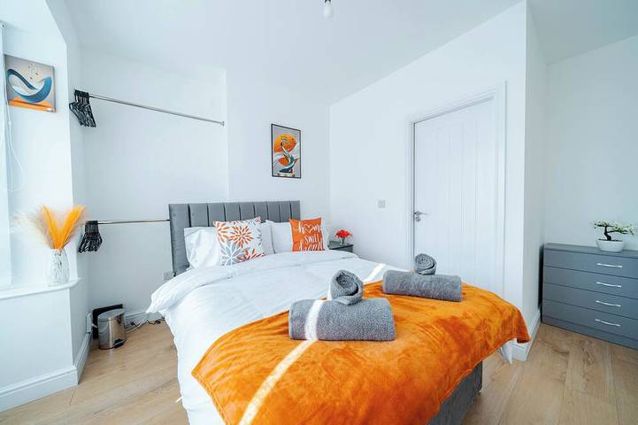 4 bed 3 bath | 5 Beds | Wigan Home | Long Stays Welcome | WiFi | Free Parking in Wigan, Grand Manchester