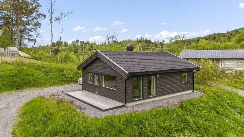 Ferienhaus für 5 Personen, mit Balkon und Terrasse sowie Garten und Ausblick in Tingvoll