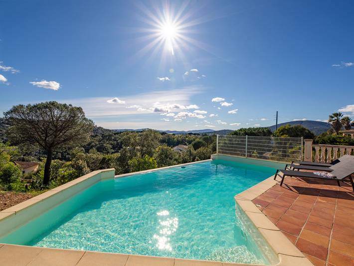 Location de vacances pour 8 personnes, avec terrasse et jardin dans Golf Bluegreen Sainte-Maxime