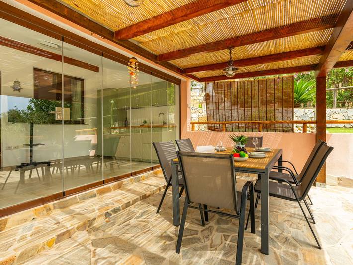 Vakantiehuis voor 4 personen, met Terras en Tuin in Simius