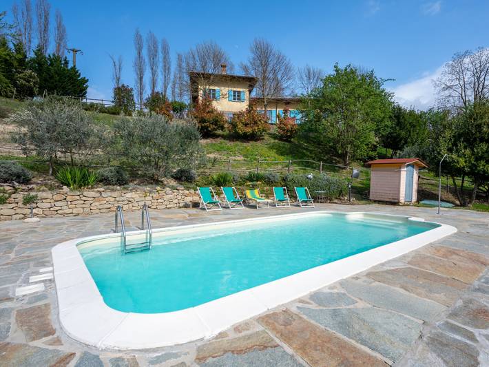 Casa vacanza per 16 persone, con giardino e terrazza, con animali domestici in Langhe