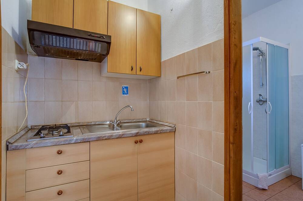 Ganze Wohnung, 1-Zimmer-Ferienwohnung mit Terrasse Punta kriza, Cres in Lošinj, Cres