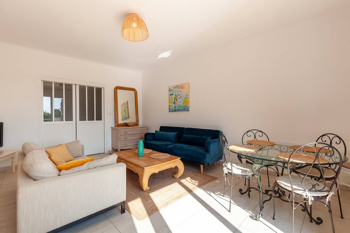 Appartement entier, Appartement 'La Naronne' avec piscine partagée, terrasse privée et Wi-Fi in Bandol, Région de Toulon