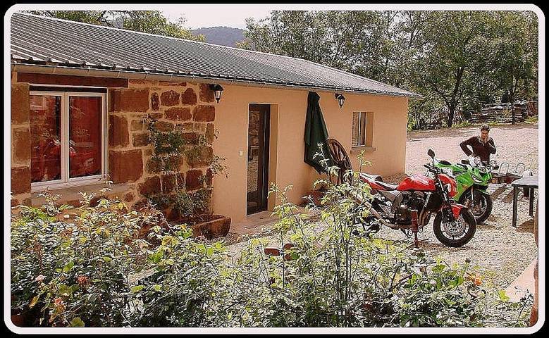 Gîte pour 3 personnes, avec piscine ainsi que jardin et terrasse dans l' Aveyron