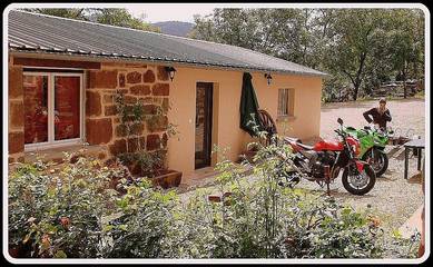 Gîte pour 3 personnes, avec piscine ainsi que jardin et terrasse, animaux acceptés à Villecomtal