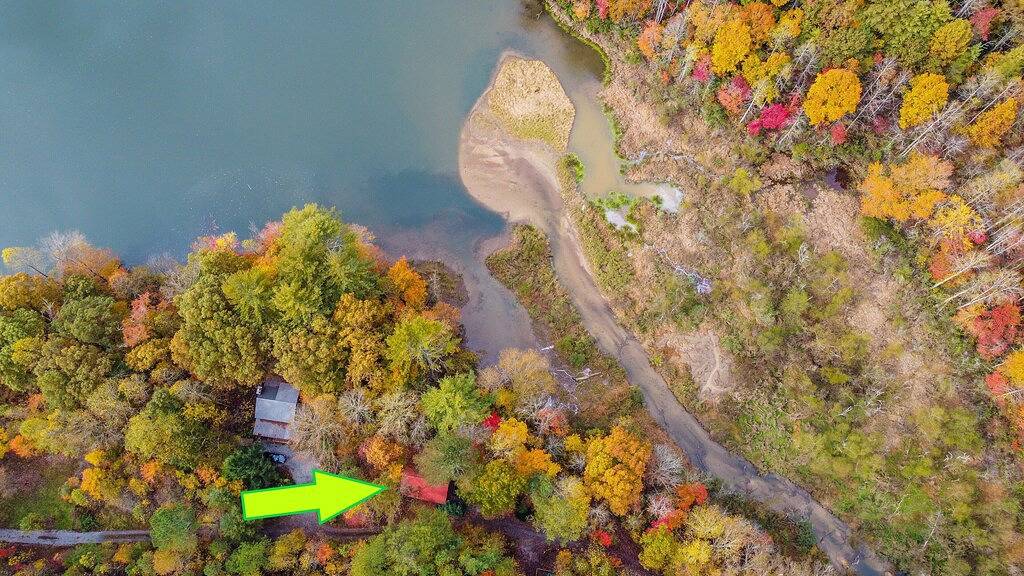 Cozy Lakefront Cabin Hot Tub & Fireplace + Covered Deck Romantic - Pet Friendly in Cherry Log, Chattahoochee National Forest