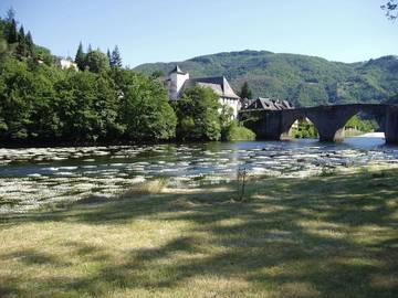 Gîte pour 2 personnes, avec vue ainsi que jardin et piscine à Entraygues-sur-Truyère