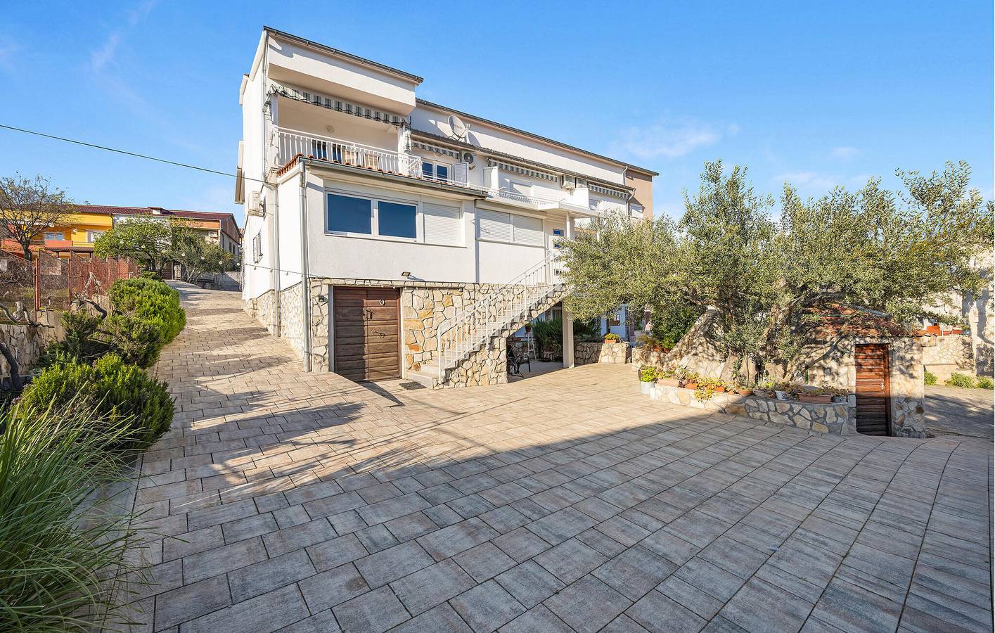 Ganze Ferienwohnung, Apartment mit Meerblick, Terrasse, WLAN und Parkplatz – 1,5 km zum Strand in Pirovac, Šibenik-Knin