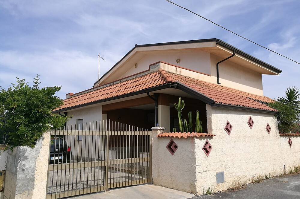 Appartamento intero, Stella Marina House con terrazza a 200 m dal mare in Santa Maria del Focallo, Ispica