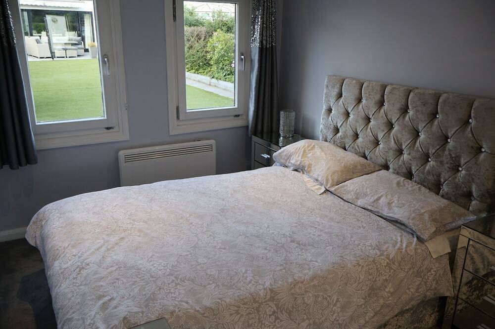 Modern cabin in residential area near 2 train stations with mainlines to London in Bromley, London