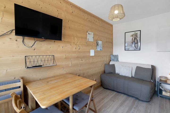 Entire apartment, Studio Apartment 'Soleil et Montagne' with Lake View and Balcony in Les Angles, Parc naturel régional des Pyrénées catalanes