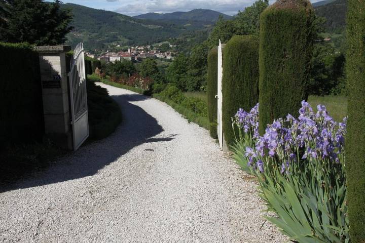 Location de vacances pour 2 personnes, avec vue ainsi que piscine et jardin à Saint-Félicien - 2