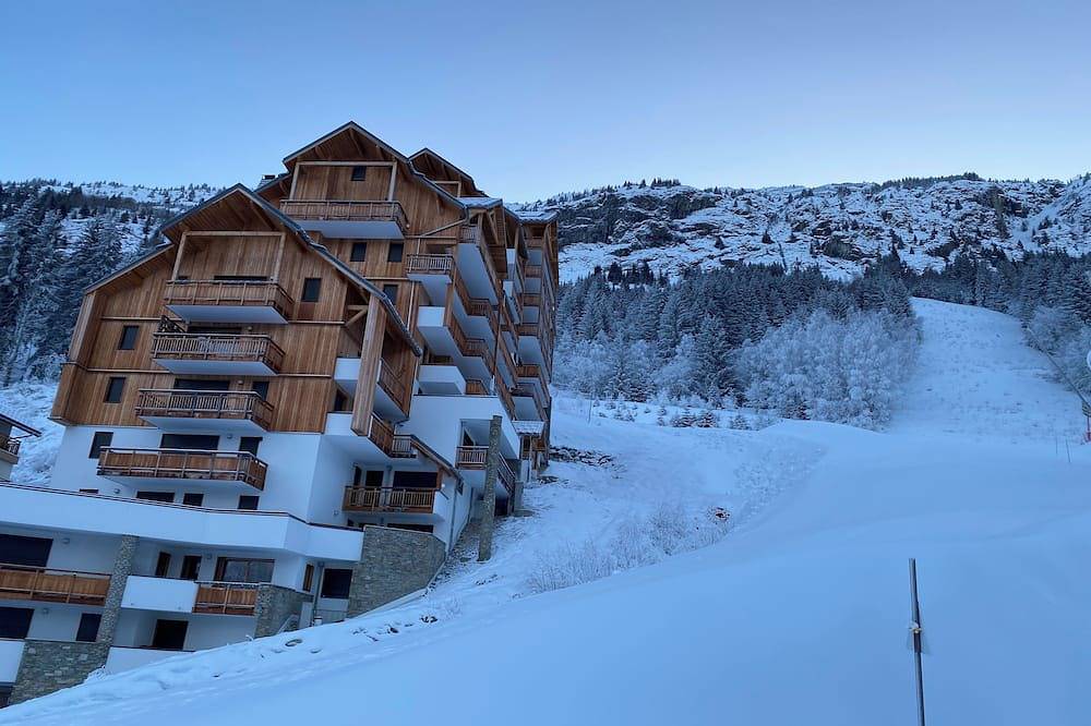 Entire apartment, Skicycleoisans 4 * rated accommodation with direct piste access in Oz en Oisans in Oz, Écrins National Park