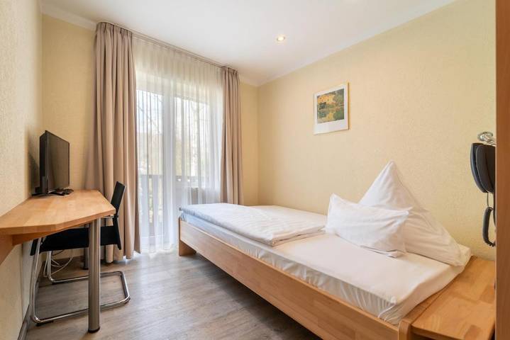 Hotel für 2 Personen, mit Balkon und Terrasse sowie Garten und Sauna in Nümbrecht - 4