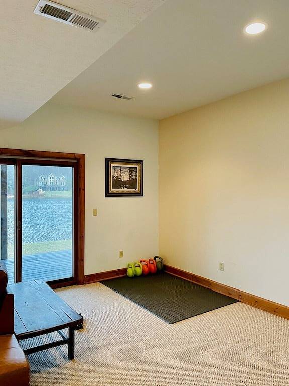 Log cabin for 10 people, with yard in Canaan Valley