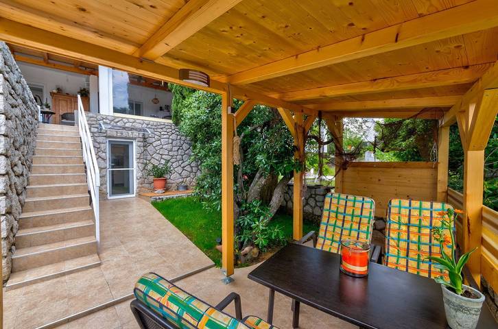 Ferienwohnung für 3 Personen, mit Terrasse und Garten in Crikvenica