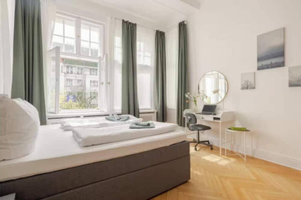 Ganze Wohnung, Spacious 3-Bedroom Apartment for up to 10 Guests in Berlin in Charlottenburg Berlin, Berlin