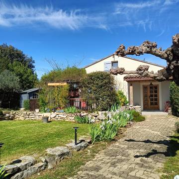 Gîte pour 4 personnes, avec terrasse ainsi que jardin et piscine à Chandolas