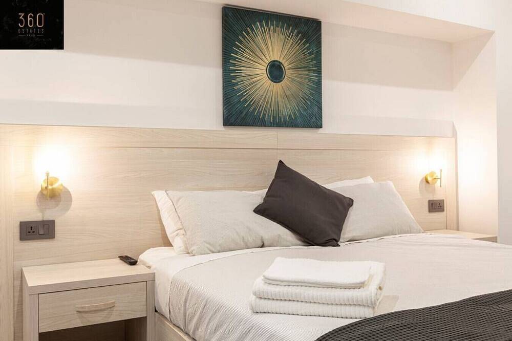 Lovely modern large spacious home with 7 Br + Wifi in Msida, Insel Malta