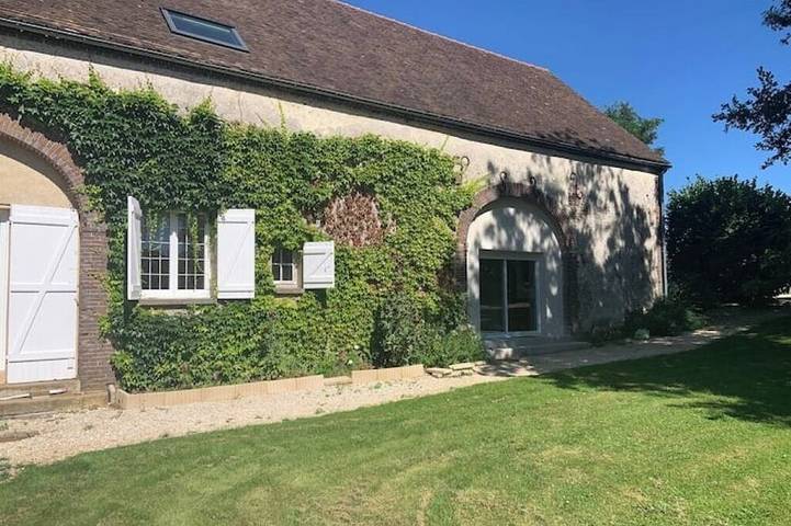 Location de vacances pour 13 personnes, avec Jacuzzi et Terrasse ainsi que Jardin et Sauna dans Bœurs-en-Othe