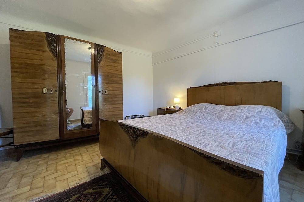 18th century village house 15 minutes from the beaches.\ni in Le Castellet, Region de Toulon