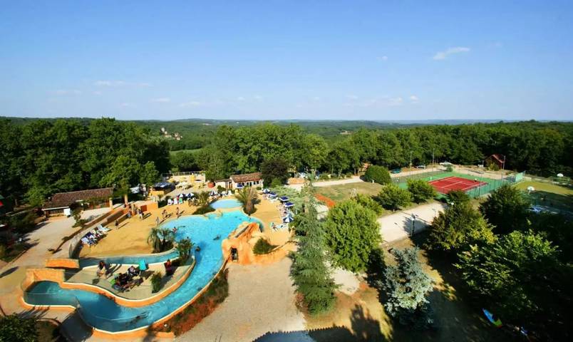 Camping pour 10 personnes, avec Terrasse et Piscine dans le Lot