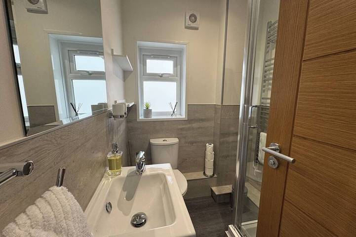 Ganze Wohnung, Beach 180: Beachfront Apartment, Sea views & Private Driveway Parking in Worthing, West Sussex