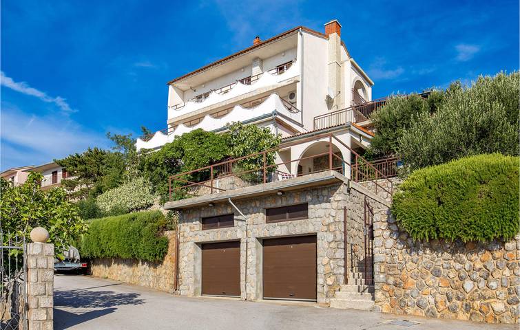 Ganze Ferienwohnung, Gemütliche 2-Zimmer-Wohnung mit Terrasse, 700 m vom Strand entfernt in Sveti Juraj, Naturpark Velebit