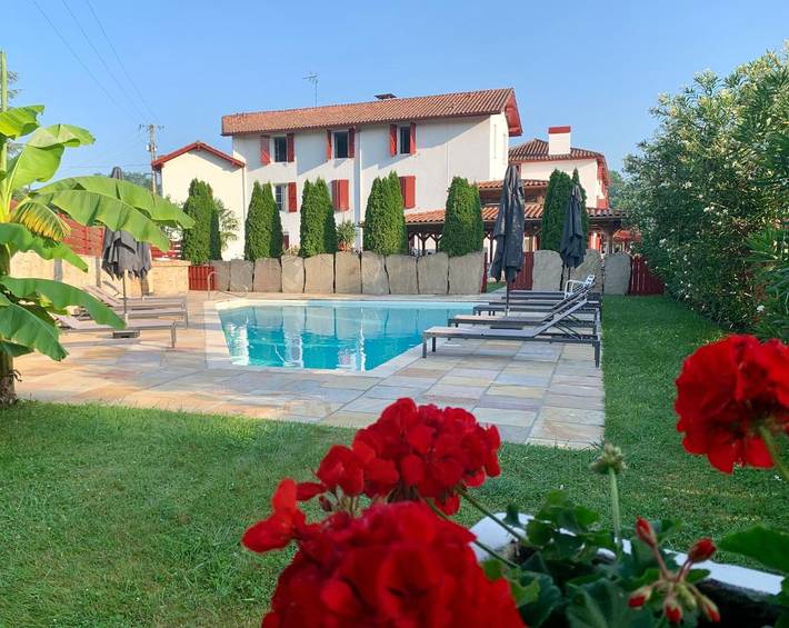 Hôtel pour 2 personnes, avec Terrasse et Jardin ainsi que Piscine et Vue à Itxassou