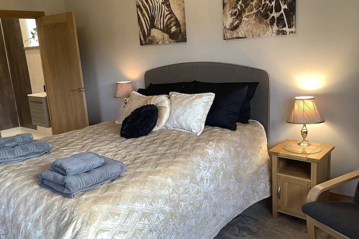 A luxury retreat in the Forest of Dean with hot tub. Great for cycling/walking in Gloucestershire