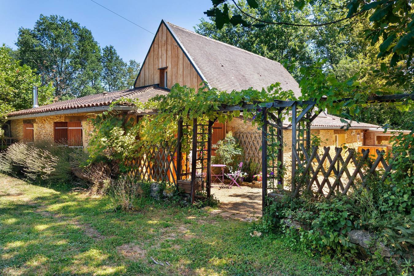 Appartement entier, Appartement « La Clésinerie » avec piscine privée, terrasse privée et Wi-Fi in Badefols-sur-Dordogne, Périgord Pourpre
