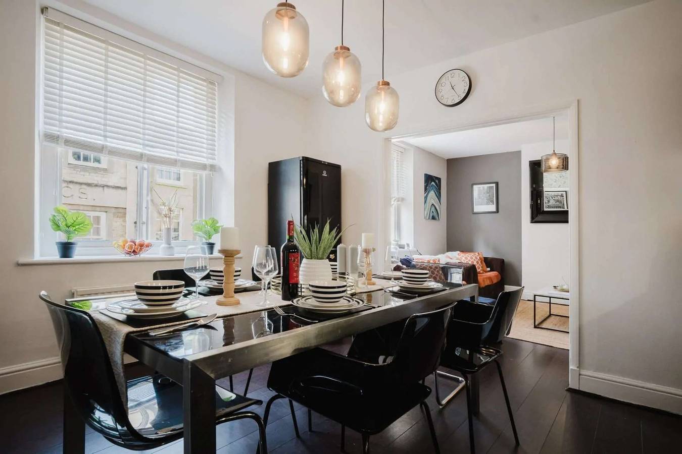 Entire holiday apartment, 3 Bed Apartment Sleeps 6 - Pets Welcome - Parking in Cirencester, Gloucestershire