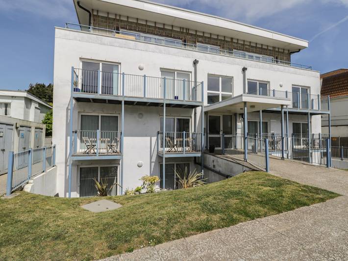 Last minute apartment for 4 people, with Balcony in Bournemouth