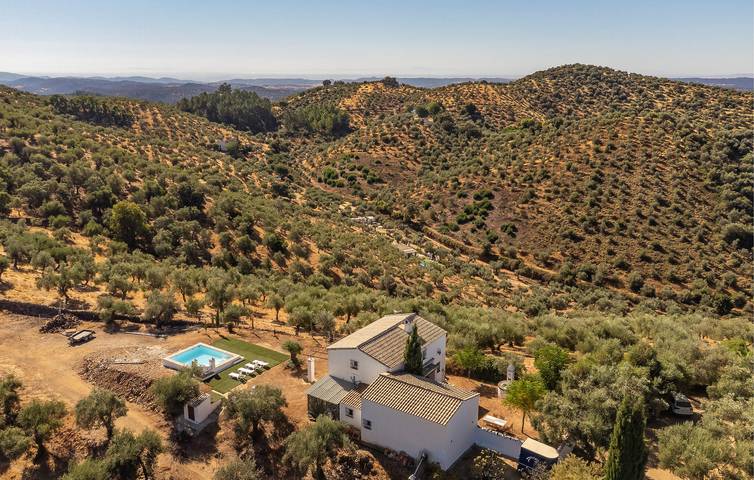 Une retraite tranquille au bord de la piscine près du centre ville de Constantina in Constantina, Sierra Morena