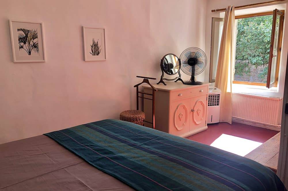 Authentic and historic Provençal Village House with private garden in Rians, Brignoles region