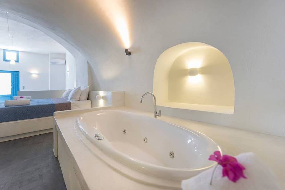 Entire apartment, Illusion Cave Suite (Sea View) in Firostefani, Thera