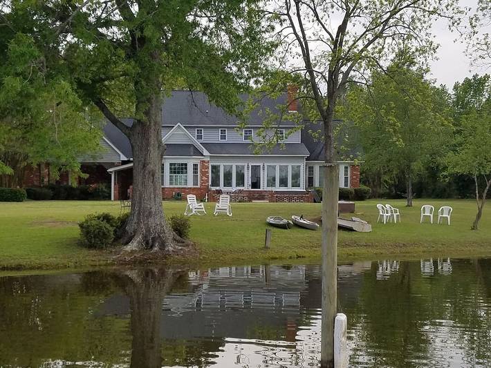 Vacation rental for 14 people, with yard and terrace in Lake Marion