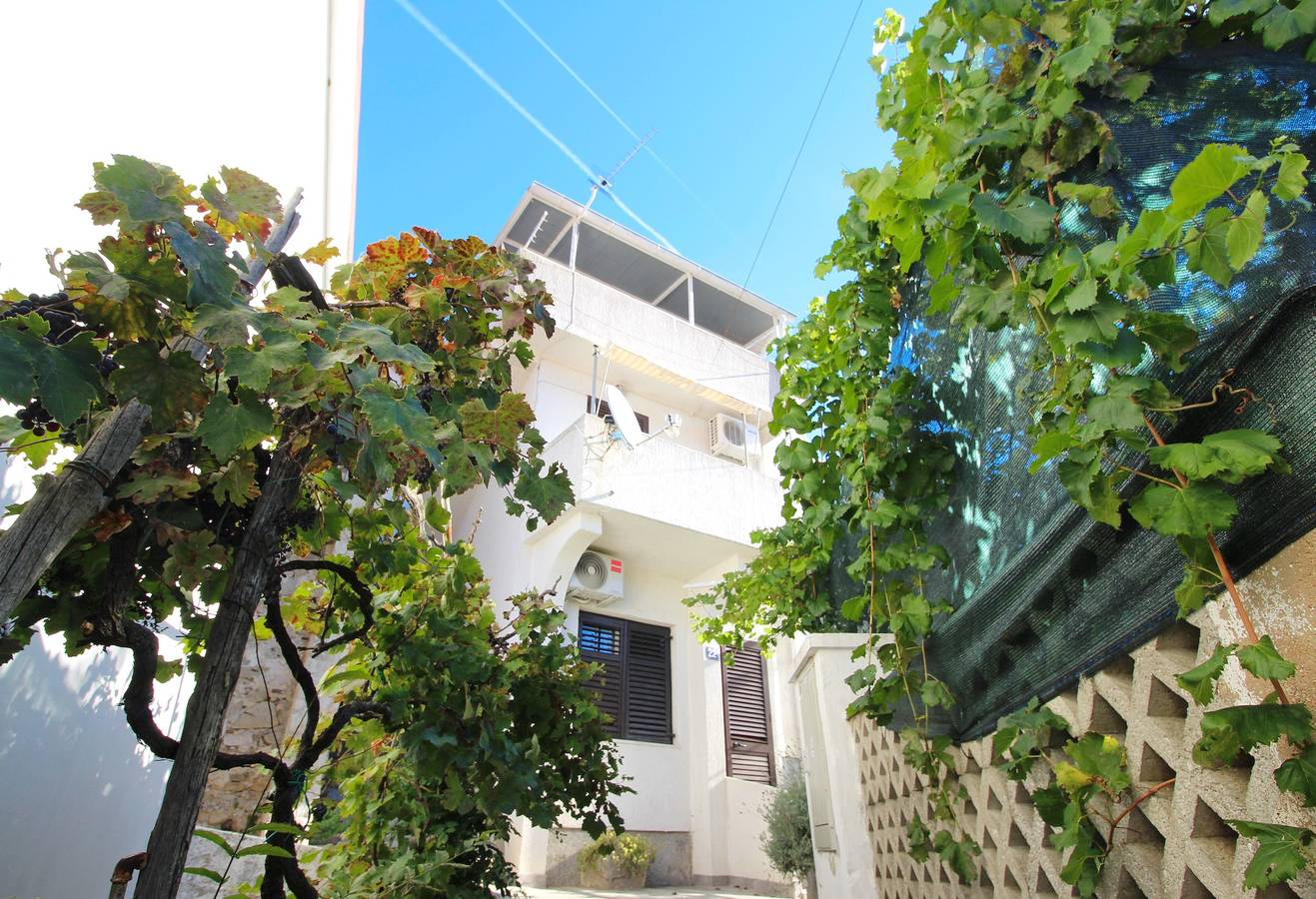 Ganze Wohnung, 1-Zimmer-Ferienwohnung mit Balkon und Meerblick Baska, Krk A-22600-c in Baska, Krk