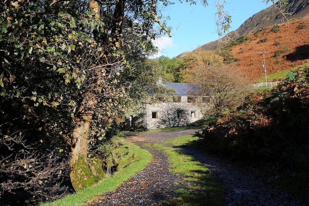 Moinho de água convertido com rio bonito e montanhas majestosas à sua porta in Snowdonia
