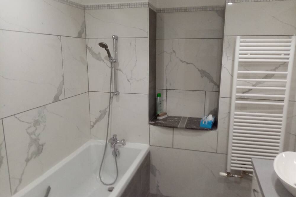 Master bedroom sleeps 4 in Saint-Laurent-Blangy, Arras region