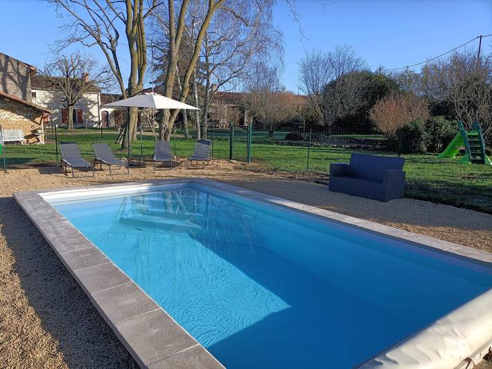 Cottage for 4 people, with garden and pool as well as terrace, with pets in France