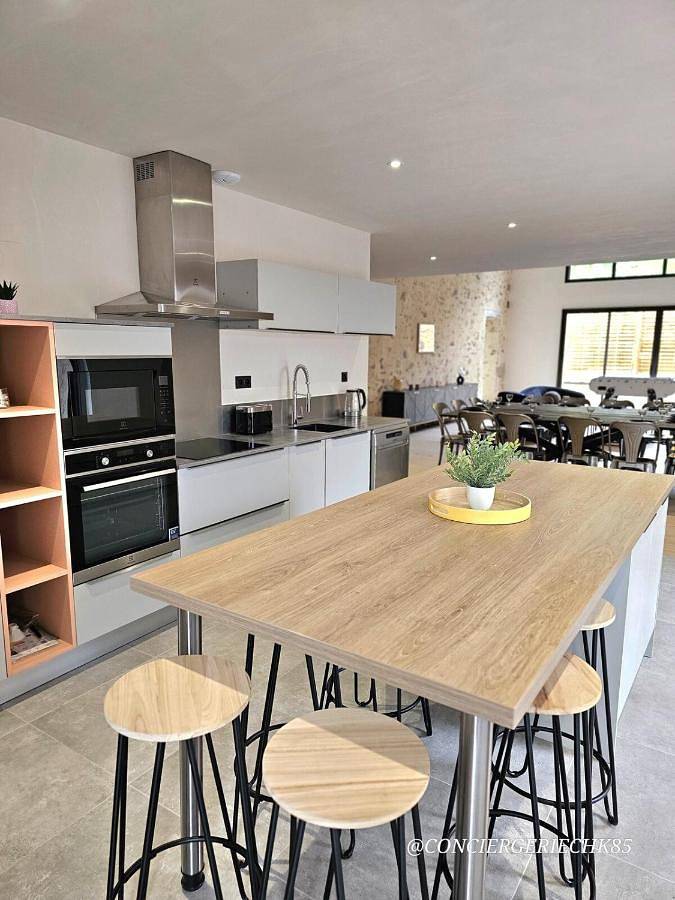 Location de vacances pour 14 personnes, avec vue et jardin, adapté aux familles à Les Châtelliers-Châteaumur - 4