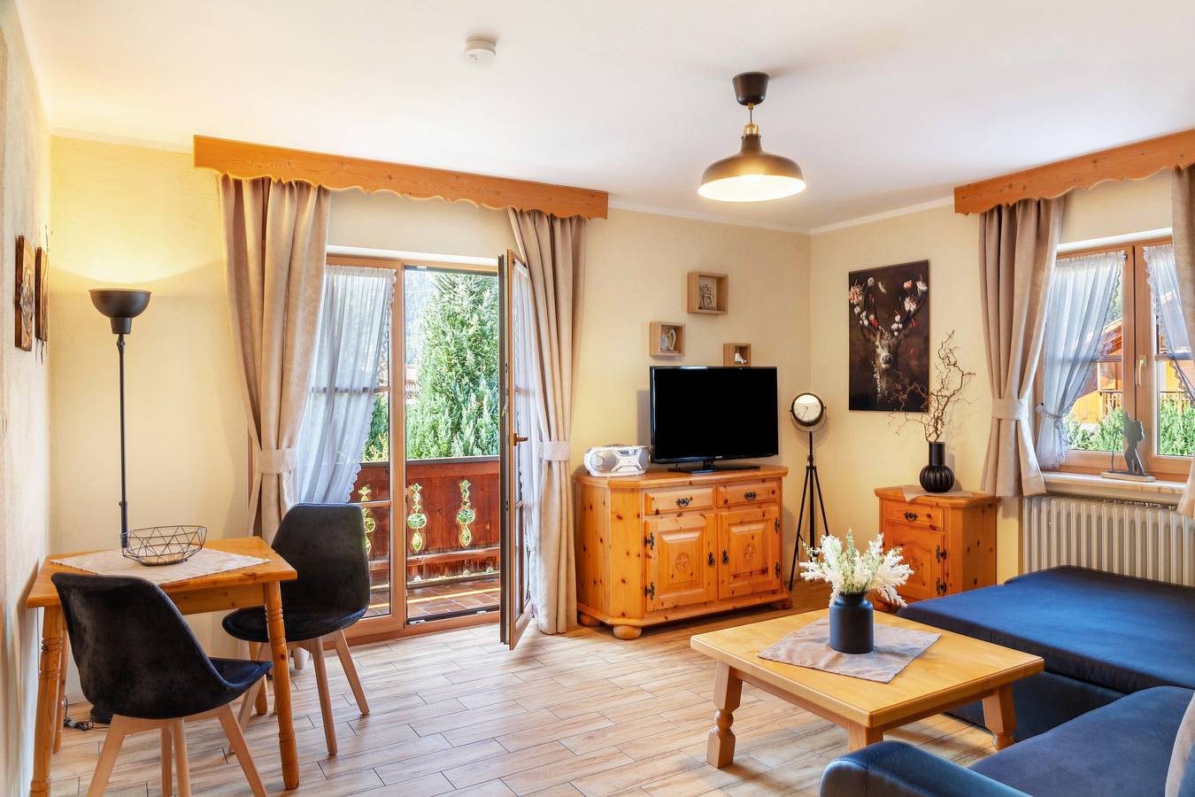 Ganze Wohnung, Ferienwohnung 'Arnspitze' mit Bergblick, Balkon und Wi-Fi in Mittenwald, Bayerische Alpen